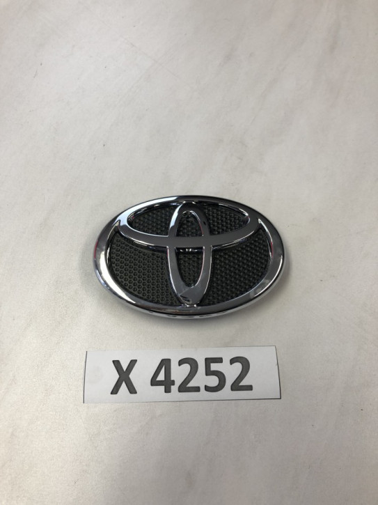 TOYOTA EMBLEM LOGO VORNE NEU ORIGINAL 75301-0F010                        	A4C/X4252